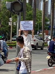 Thường xuyên rep tin nhắn chậm khiến bạn gái bỏ nhà ra đi, chàng trai vác biển ra giữa phố tìm người nhưng cách thức lại khiến dân tình tranh cãi